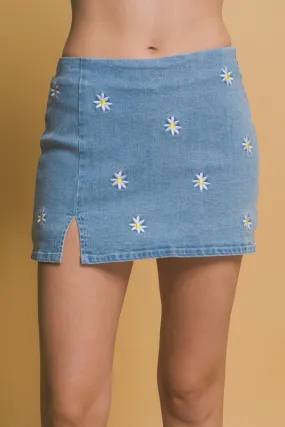 DAISY EMBROIDERED DETAIL DENIM SKORT